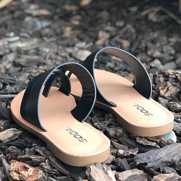 Toe ring flat thong strap sandal - Picture 4 of 5